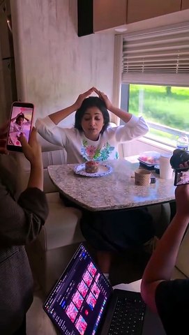 Shreya Ghoshal is on diet but couldn't stop herself to eat cake |Travelling in sleeping Bus
