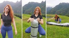 Isabel R. Nunes campt allein in der Serra Catarinense an einem Regentag und zeigt die Landschaft