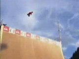 Un skateur tente de sauter au dessus de la Muraille de Chine
