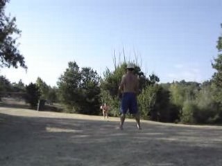 Eve et papa jouent au foot