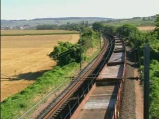 Train de travaux passant à Pavant (02)
