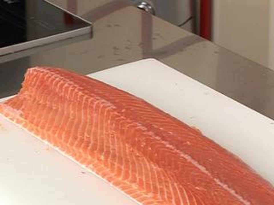 Lever deux filets de saumon