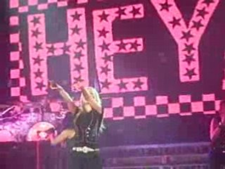 Avril Lavigne 21 juin Girlfriend