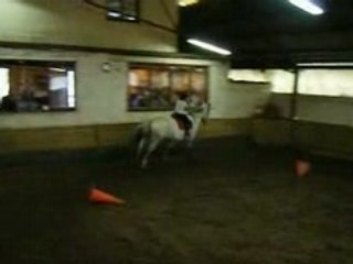 Alice sur Aïcha entame la1ère partie du spectacle