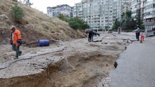 Sağanak Ankara’yı vurdu; çöken yolda 20 otomobil çukura düştü