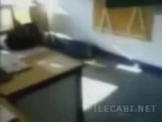 Julie se mange le tableau en pleine tronche