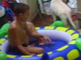 MON  FILS ET MON CHIEN QUI JOUE A LA PISCINE SUR LA TERRASSE