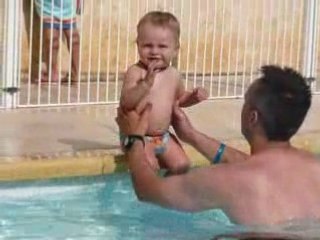 Corentin à la piscine du camping