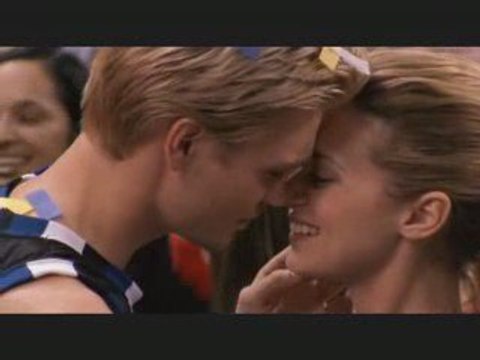 Montage de Lucas et peyton one tree hill