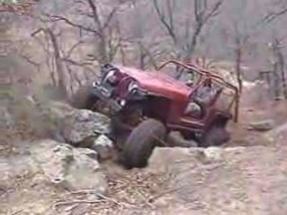 Une jeep se retourne