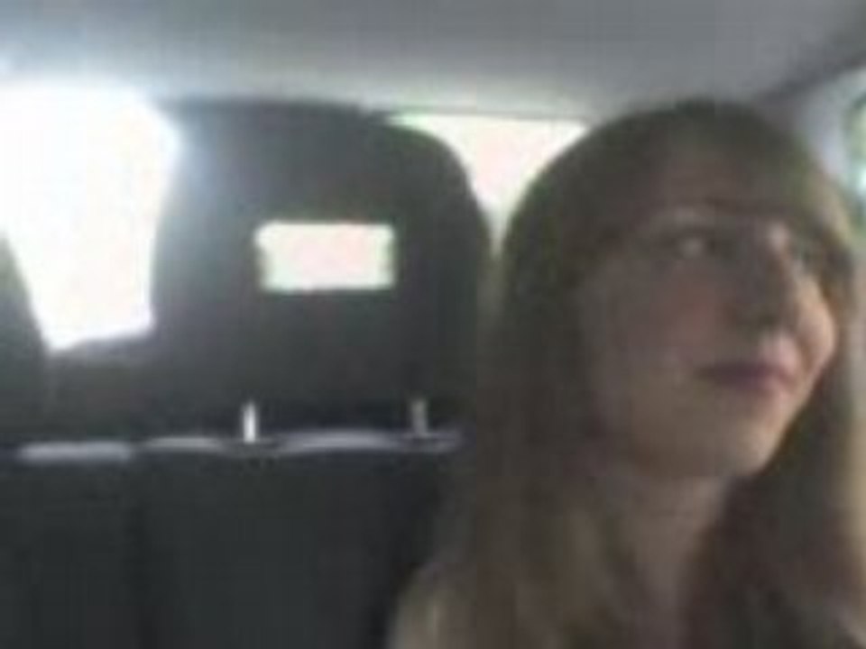 Hugues dans la voiture