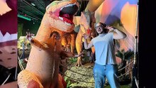 ¡El T-Rex va al museo de dinosaurios!