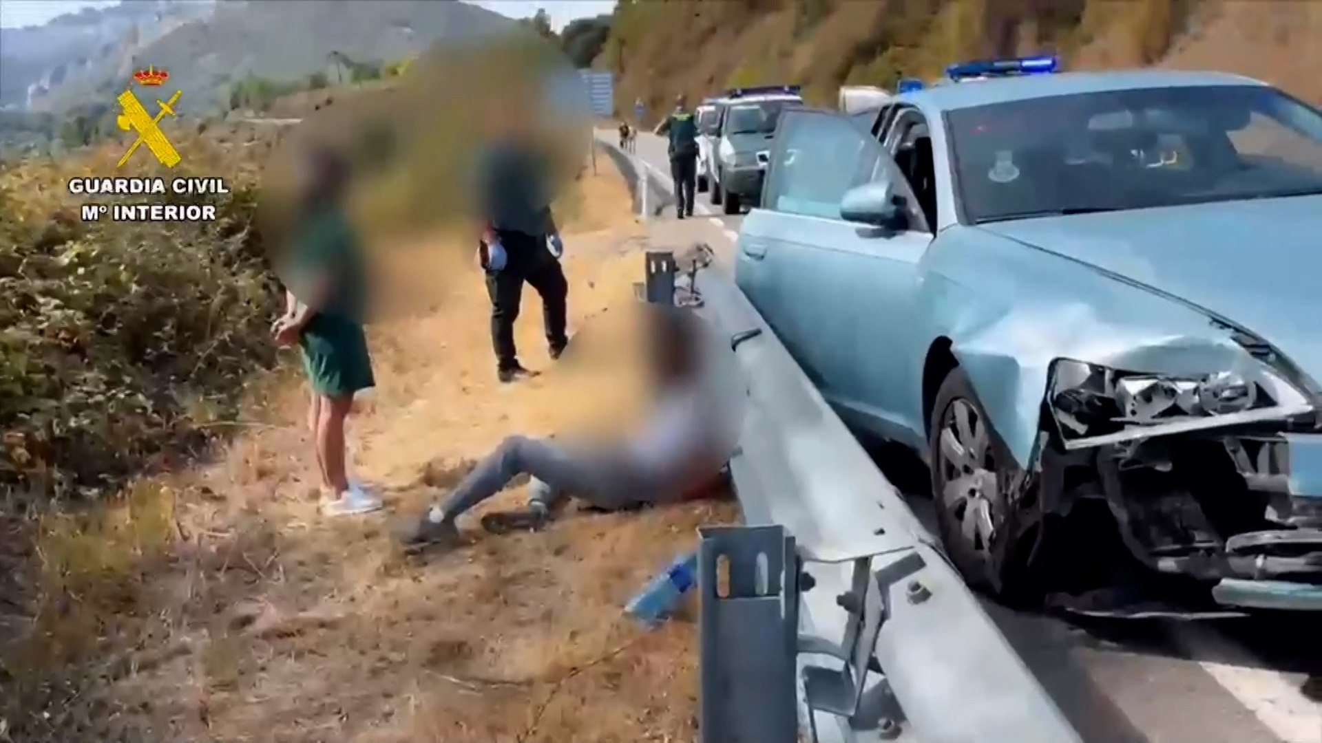 La Guardia Civil ha logrado la detenci�n de tres individuos este pasado martes, cerca de Guadalupe (C�ceres), poniendo fin a una persecuci�n que se extendi� por m�s de 100 kil�metros a lo largo de la provincia cacere�a. Los arrestados, dos hombres y una mujer de entre 19 y 26 a�os de edad, viajaban en un veh�culo que hab�a sido sustra�do en Madrid y ahora enfrentan cargos por m�ltiples delitos.