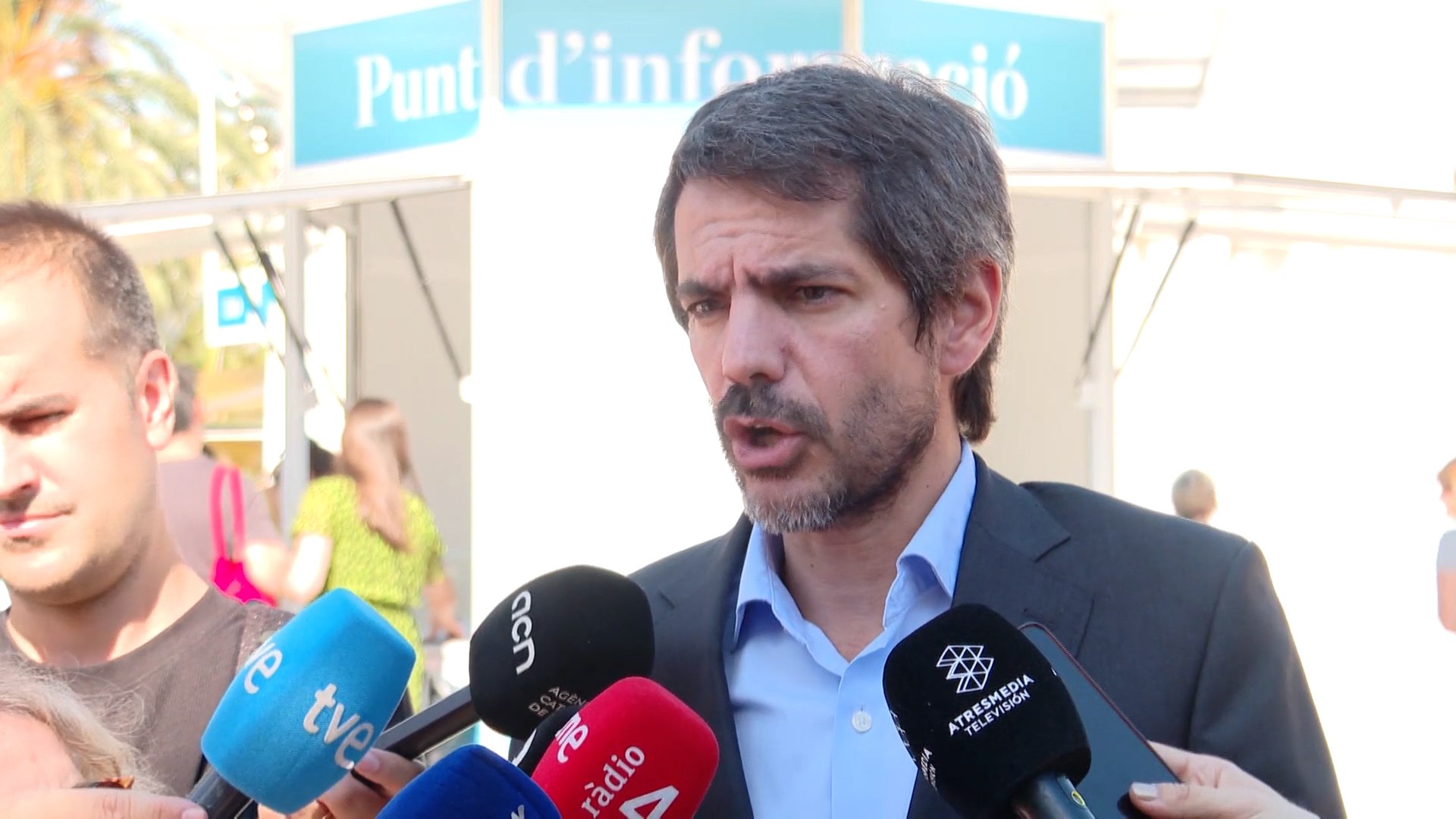 El ministro de Cultura, Ernest Urtasun, ha asegurado que el Gobierno estudia la expropiaci�n de la vivienda de Maricarmen, la mujer desahuciada este mi�rcoles en Madrid, como una de las posibles medidas para hacer frente al conflicto generado en torno al inmueble.Urtasun ha denunciado que "un fondo de inversi�n y la empresa Urbigesti�n le ha hecho un pulso a la Administraci�n y al Estado" y ha defendido que el Ejecutivo no puede permitir que una situaci�n de estas caracter�sticas quede sin respuesta.El ministro tambi�n ha dirigido duras cr�ticas contra la presidenta de la Comunidad de Madrid, Isabel D�az Ayuso, por su actuaci�n tras el desahucio. Seg�n Urtasun, la Administraci�n regional deber�a haber ofrecido una alternativa habitacional a Maricarmen, que permanece ingresada en un hospital despu�s del desalojo."No podemos permitir que la se�ora D�az Ayuso deje a Maricarmen en el hospital sin ofrecerle una alternativa habitacional porque es su competencia", ha afirmado.Urtasun ha acusado adem�s a la presidenta madrile�a de intentar "sacarse la responsabilidad de encima" y ha lanzado contra ella una dura descalificaci�n: "La se�ora Ayuso es una psic�pata social". El ministro tambi�n ha recuperado sus cr�ticas a la gesti�n de la pandemia y ha asegurado que siente "el mayor de los desprecios" hacia la presidenta madrile�a.