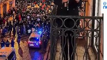 Fala nagrań AI z rzekomymi marszami skrajnej prawicy zalewa sieć