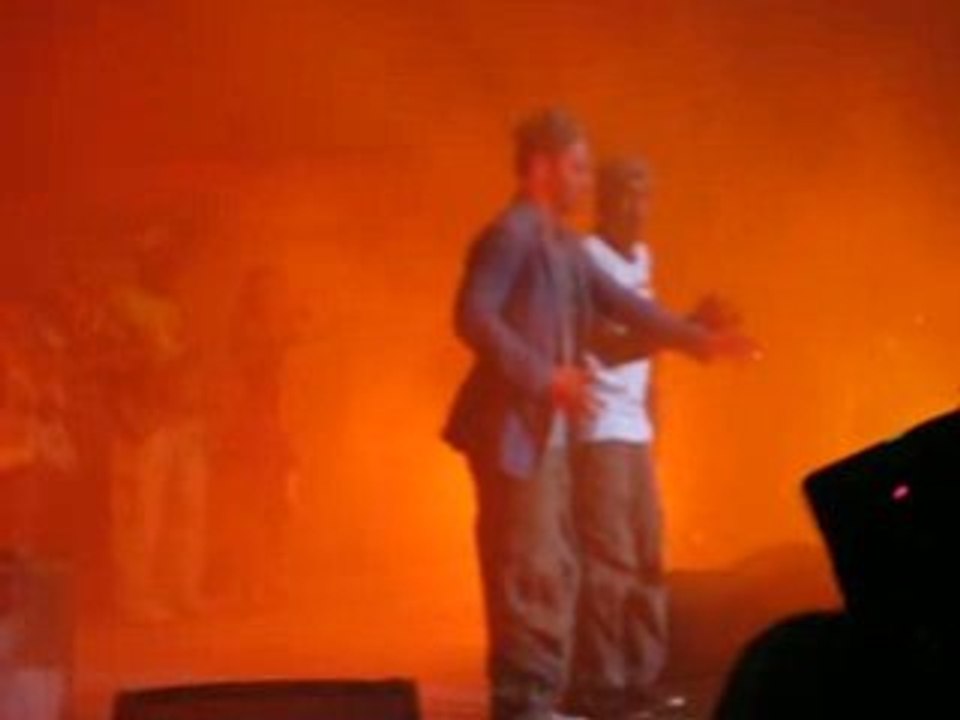 Il fait dla tecktonik :p