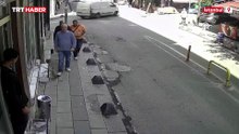 Bayrampaşa'da kaza yapan otomobil kaldırımdaki yayalara çarptı