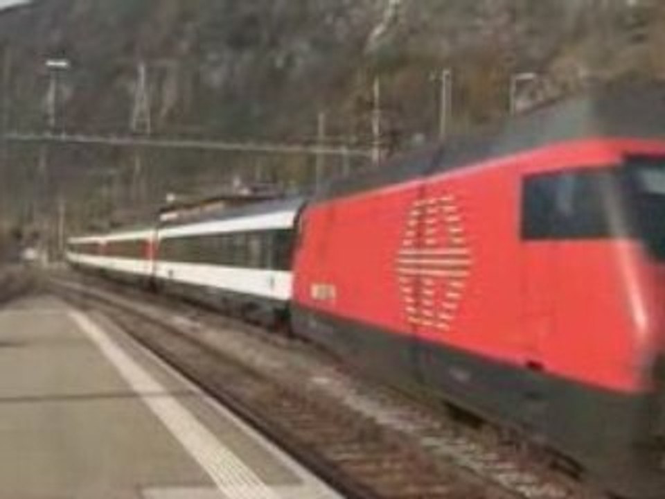 Quelques trains au passage de Brig entre 9 h et 10 h