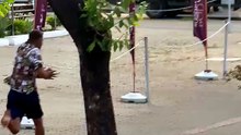 Policiais são filmados correndo atrás de jovem algemado em avenida de BH