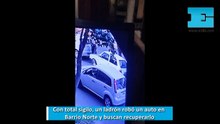 Con total sigilo, un ladrón robó un auto en Barrio Norte y buscan recuperarlo