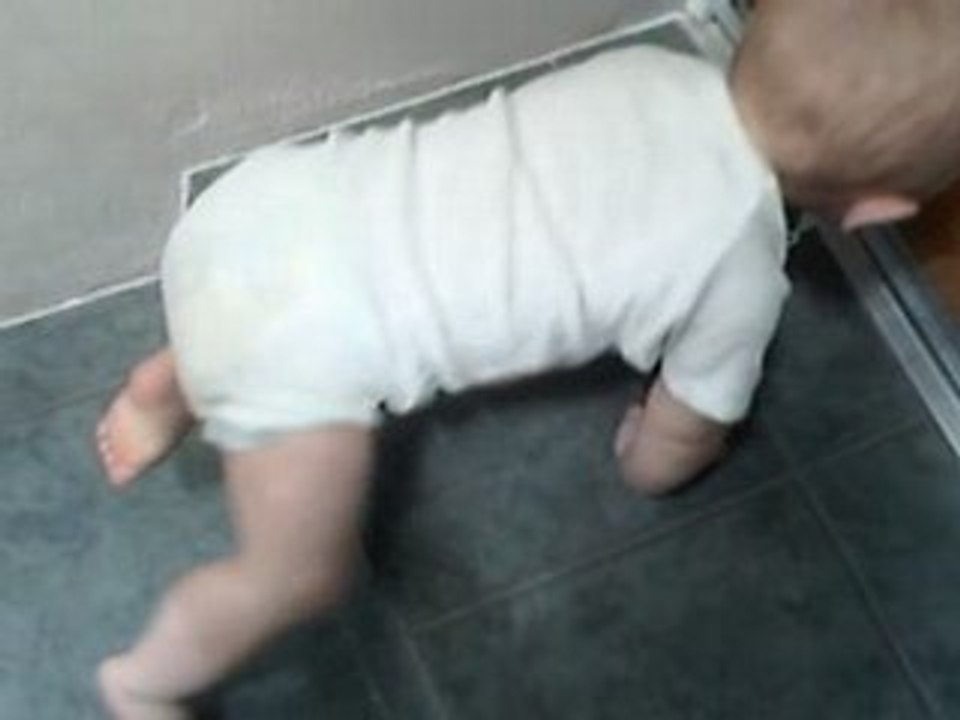 Jules monte les marches aout 08