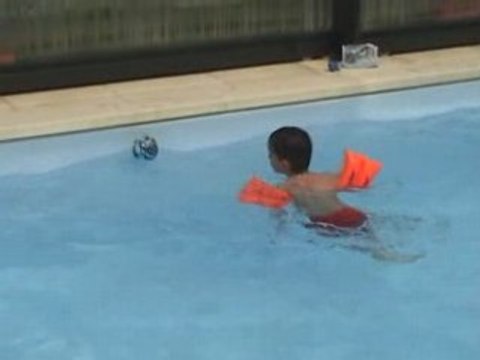 Cléo et Titouan à la piscine chez Vonnette et Daniel