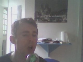 Wiwi égratigne "Le petit Caruso"