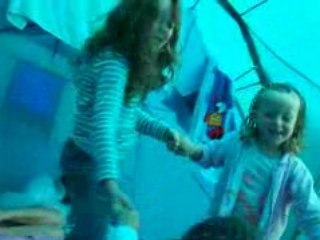 petite danse du soir dans tente avant dodo!