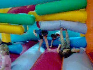 Othilie sur la structure gonflable