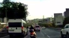 Esenyurt’ta servis şoförü silahla yaralamaya teşebbüs ve ulaşım aracını engelleme suçlarından tutuklandı