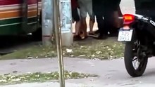 Tensión total: el momento en que un policía golpea la mano de Sebastián Domenech mientras filmaba en Santiago del Estero. Miralo.