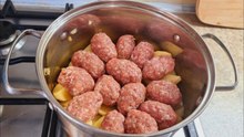 Das Rezept für Hackfleisch mit Kartoffeln dauert 10 Minuten, um das Abendessen zuzubereiten