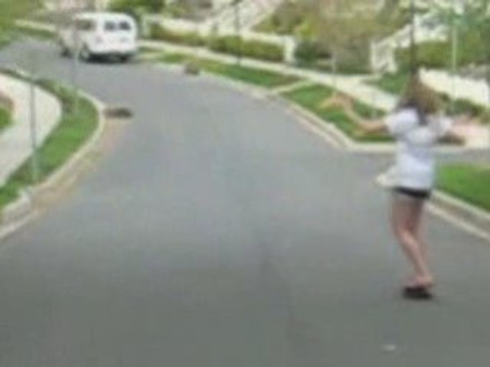 une_fille_en_skateboard_mange_le_bitume