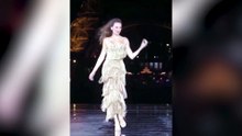 Serenay Sarıkaya Paris'i salladı: Altın elbisesiyle podyuma çıktı