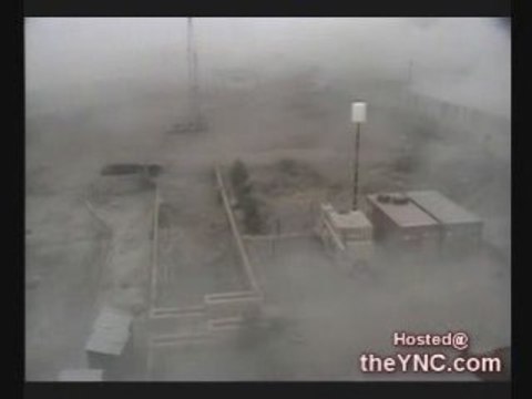 des kamikazes utilsent un camion rempli d'explosifs