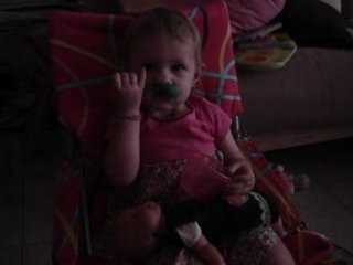 Elora joue à la maman