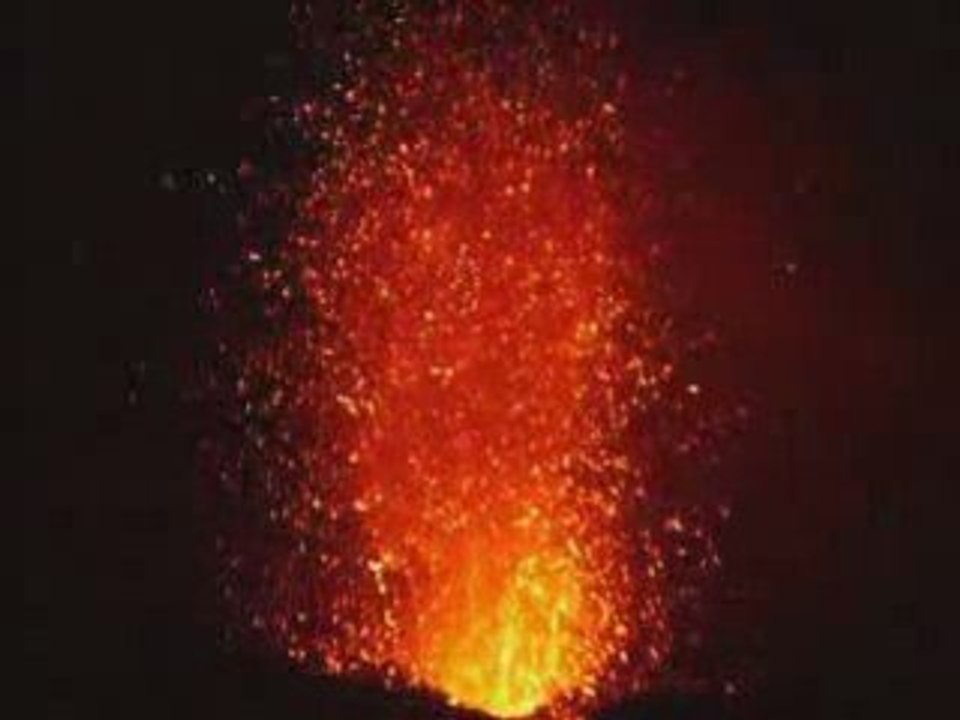 Eruption du volcan Yasur à Tanna