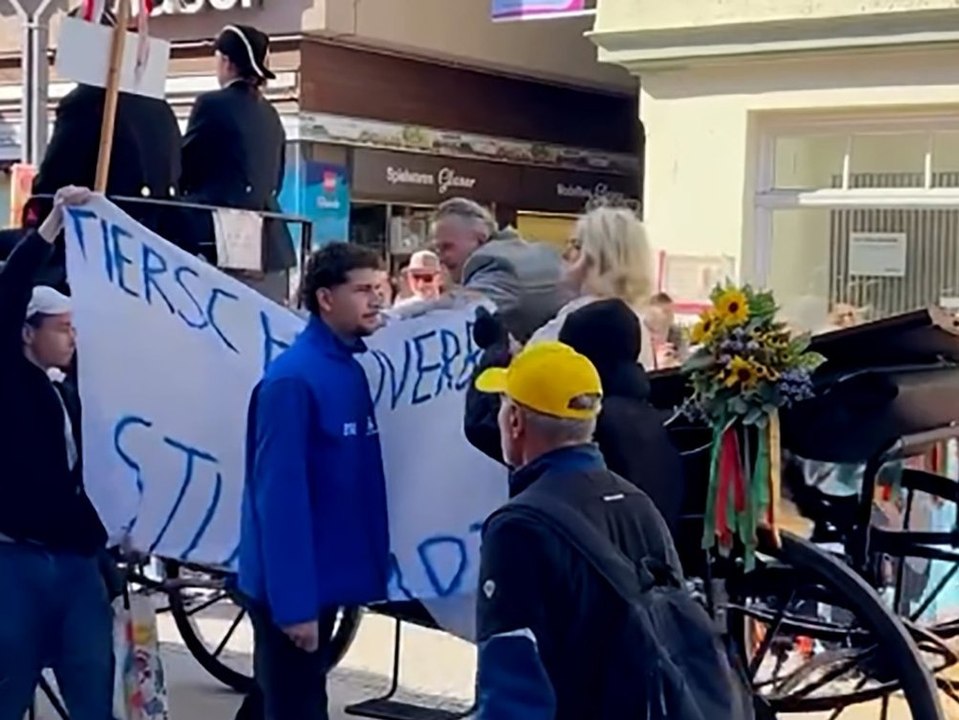 Stuttgart: Bürgermeister reißt Tierschützern Banner aus der Hand