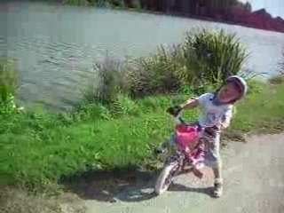 clara et son velo dora