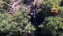 Una mucca finisce nel dirupo: il salvataggio dei vigili del fuoco
