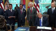 Donald Trump volta a parecer adormecer na Casa Branca. Eis o momento