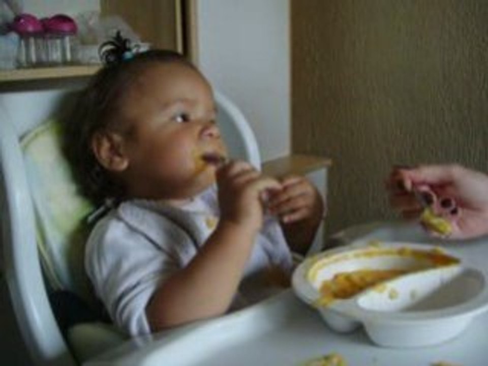 Dounia mange toute seule