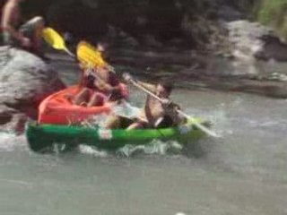 Un rapide, 12 canoés, et plouf !!!