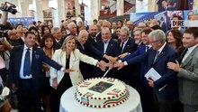 Berlusconi, a Napoli maxi torta e t-shirt 'Poveri comunisti'