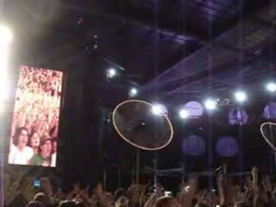 Muse_16th_Wembley_-_Final_Encore_-_Microcuts_