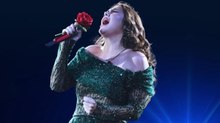 Yuridia sufre accidente con su anillo durante concierto