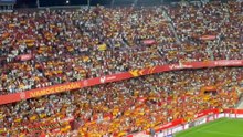 El Pizjuán vibra con el himno de España y el Mundial: Sevilla recibió a los reyes del mundo