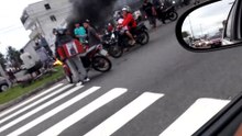 Manifestantes colocam fogos em pneus na avenida Carlos Lindenberg
