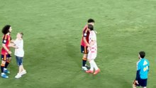 Todos buscan el saludo de Modric tras el España - Croacia