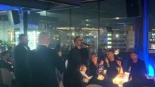 Politano e Spinazzola scatenati alla Charity Dinner del Napoli tra canto e trucchi di magia